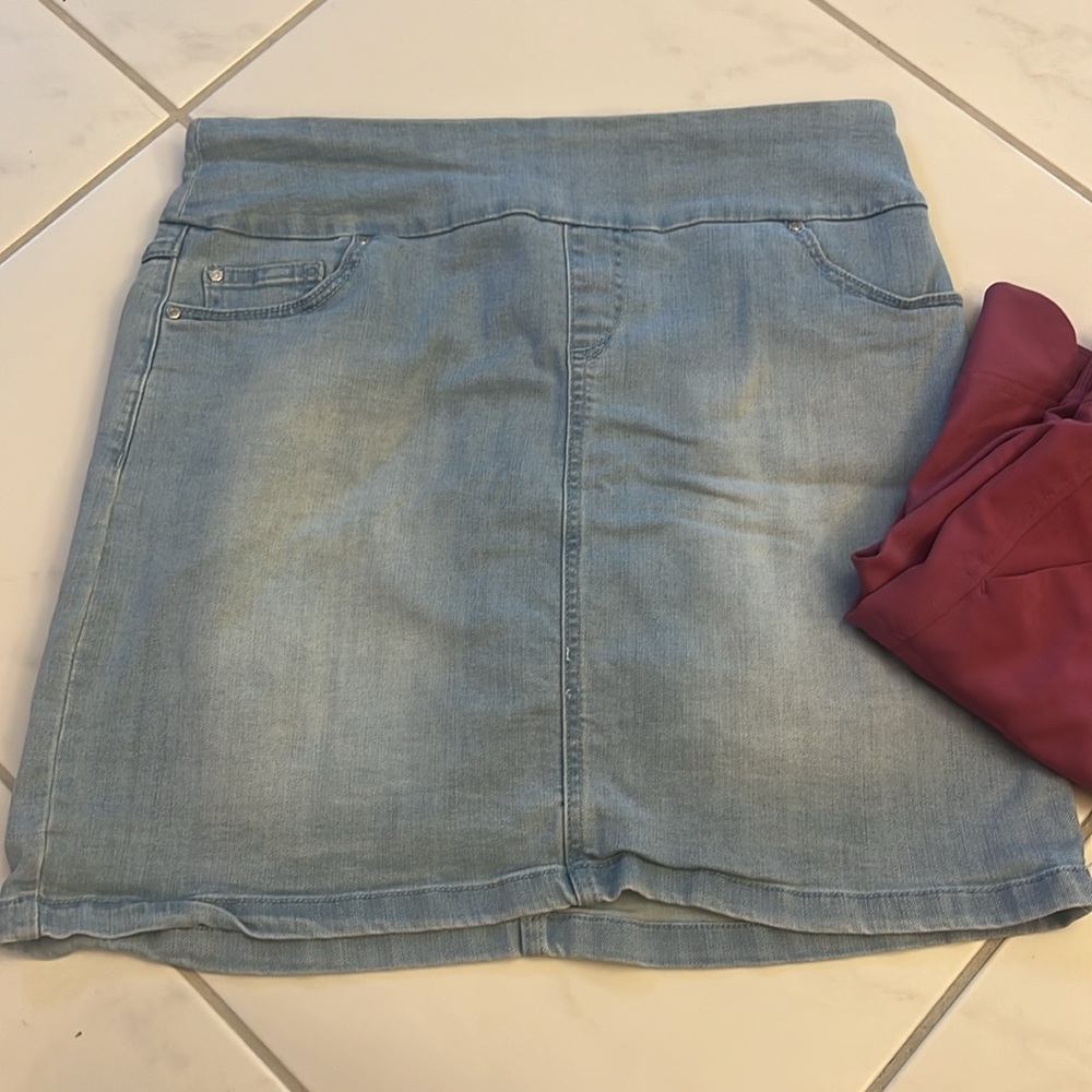 Two pack! Two travel skirts with built in shorts. Size M - Picture 4 of 8